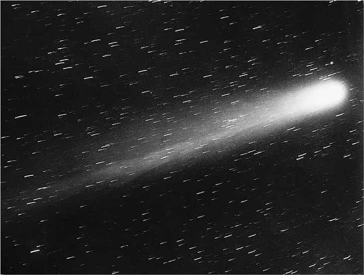 11. El cometa Halley en 1910, el único cometa que es visible regularmente en la Tierra, que regresa cada 75 a 76 años, designado oficialmente 1P / Halley
