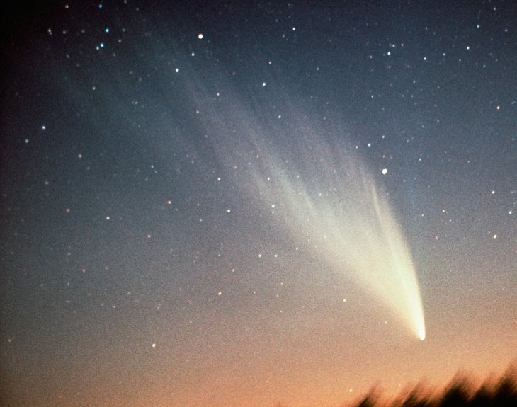 15. El cometa West, uno de los cuerpos astronómicos más brillantes que pasó por el Sistema Solar, en 1976, oficialmente designado C / 1975 V1, 1976 VI y 1975n