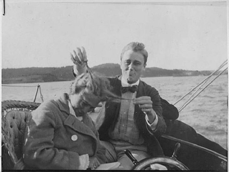  Franklin D. Roosevelt, el futuro 32º presidente de los Estados Unidos, compartiendo un momento ligero con su primo, 1910