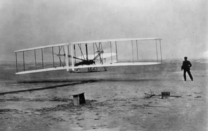 El primer vuelo de los hermanos Wright, los inventores del primer avión del mundo, 1903.