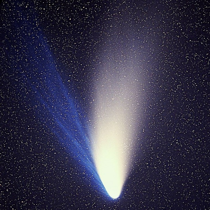17. El cometa Hale – Bopp, que permaneció visible a simple vista durante 18 meses, se designó oficialmente C / 1995 O1