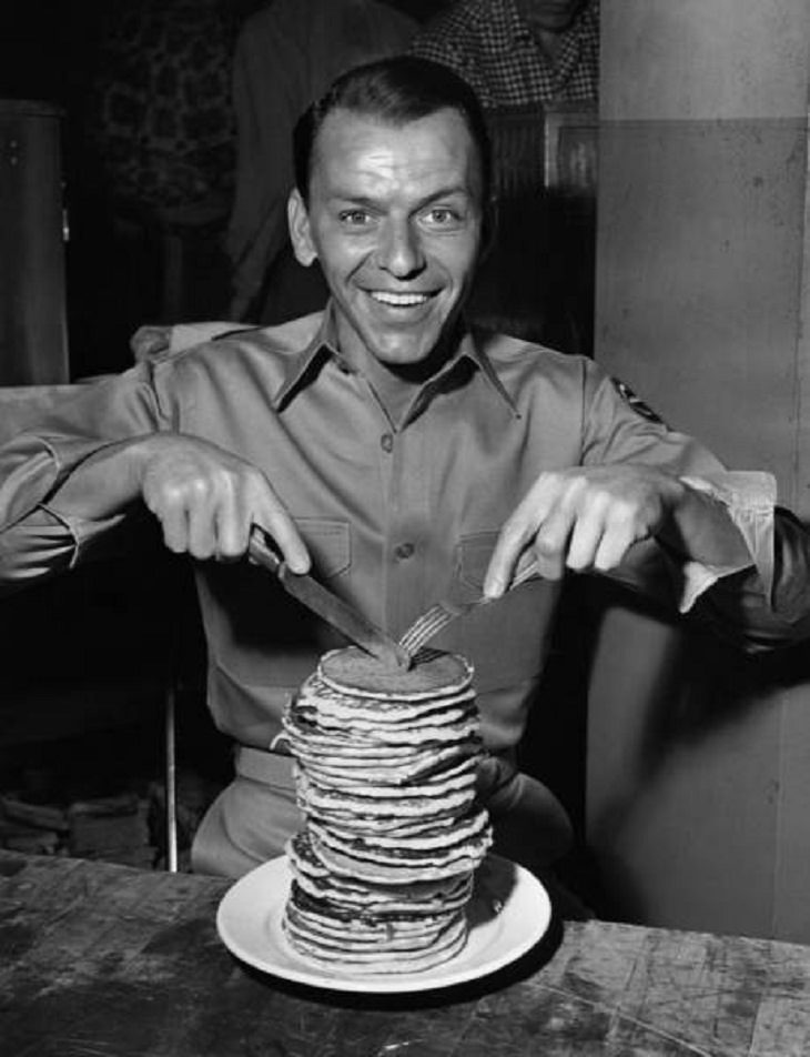 Frank Sinatra disfrutando de una pila de hotcakes