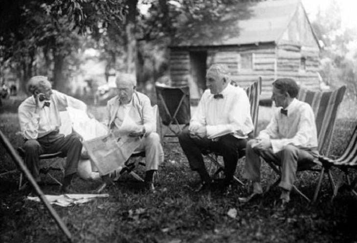  Henry Ford, Thomas Edison, el 29 ° presidente de los Estados Unidos Warren G. Harding y el empresario Harvey Firestone, en 1921