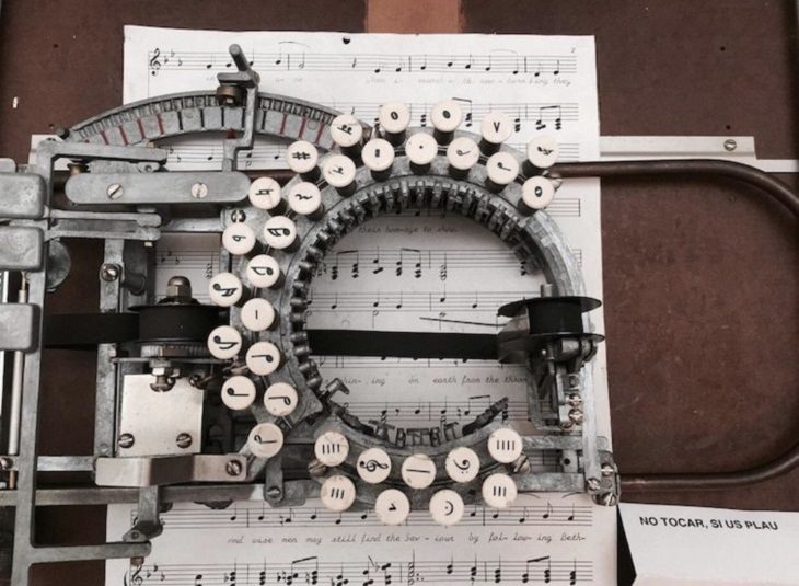Objetos antiguos en buen estado máquina de escribir de 1950 para escribir notas musicales