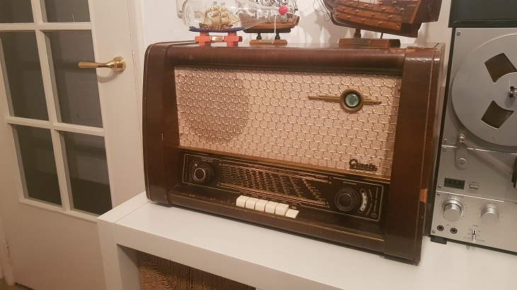 Objetos antiguos en buen estado radio de tubo de la década de los 40's