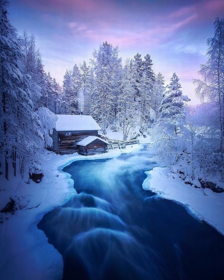 Imágenes de Julius Kähkönen una cabaña en un bosque nevado