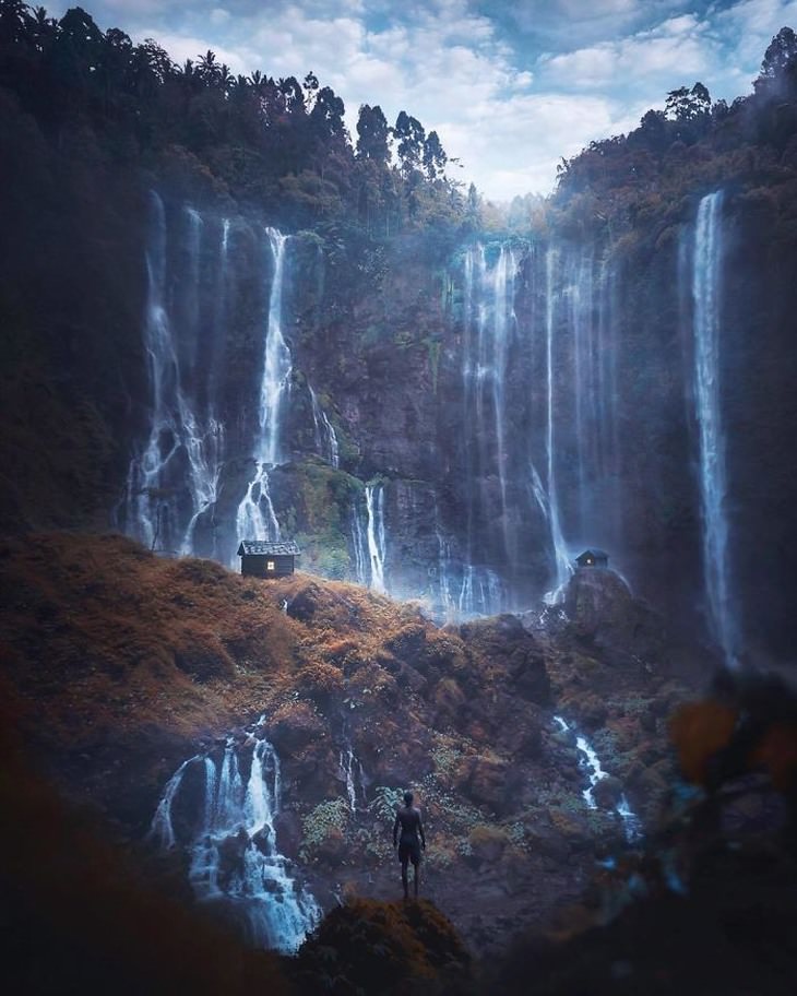 Imágenes de Julius Kähkönen un hombre de pie apreciando unas cascadas