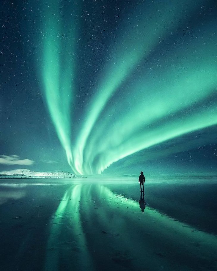 Imágenes de Julius Kähkönen una persona observando una aurora boreal