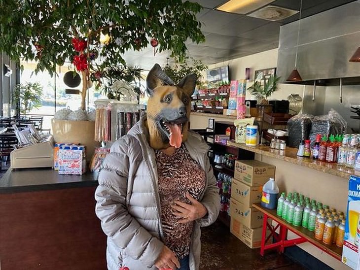 Divertidas Imágenes Supermercado En Tiempo COVID-19 mujer con máscara de perro