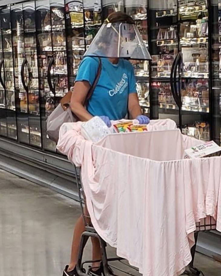 Divertidas Imágenes Supermercado En Tiempo COVID-19 mujer con cono en la cabeza