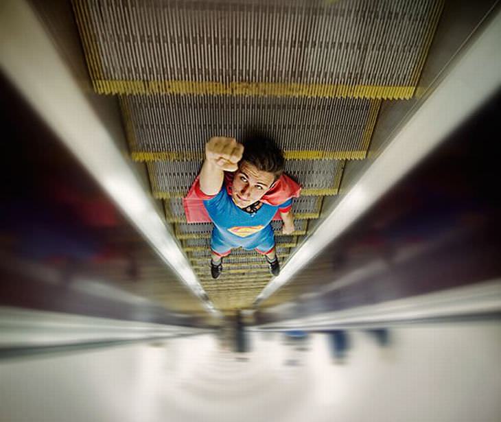 15 Ilusiones Ópticas superman escaleras