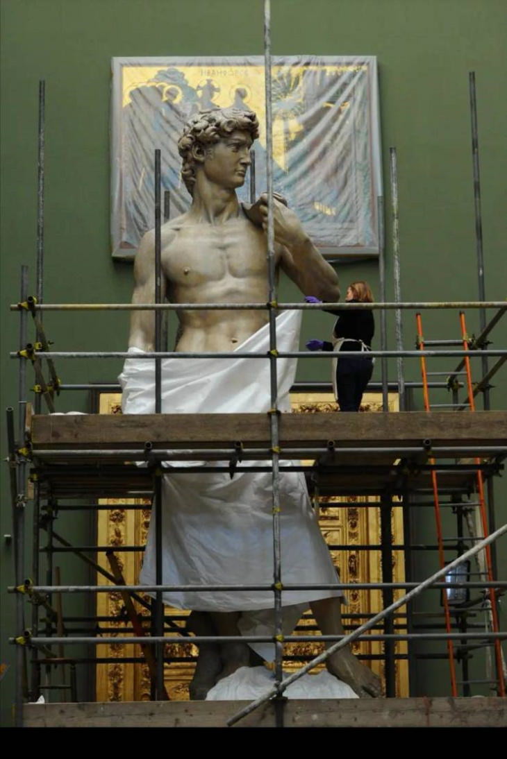 El mantenimiento del David de Miguel Ángel revela cuán alta es la estatua