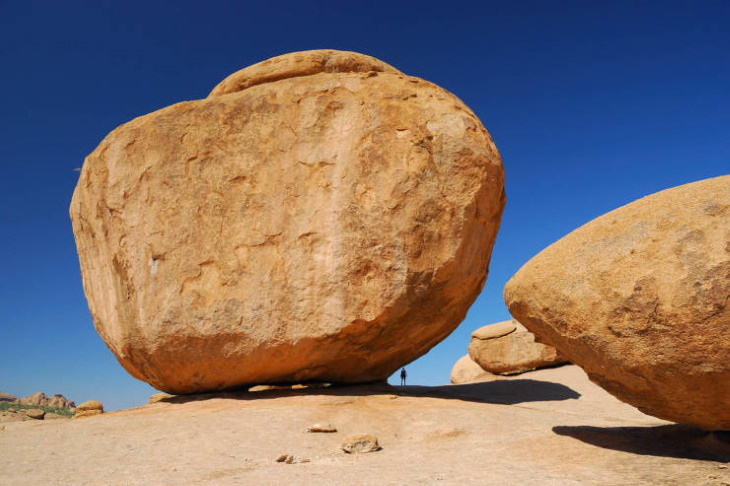 Después de compararlo con una persona, queda claro por qué "la roca grande" en Namibia obtuvo su nombre