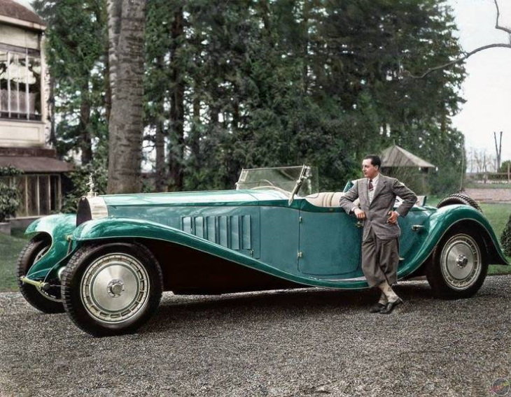 Jean Bugatti junto a uno de los siete automóviles Bugatti Royale producidos en 1932