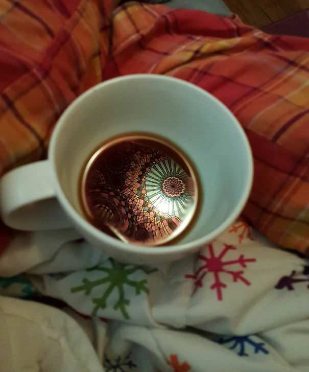 Arte accidental reflejo tapiz en café