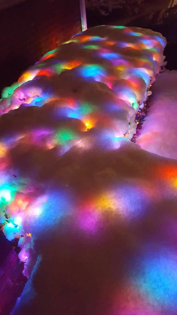 Arte accidental luces de Navidad debajo de la nieve