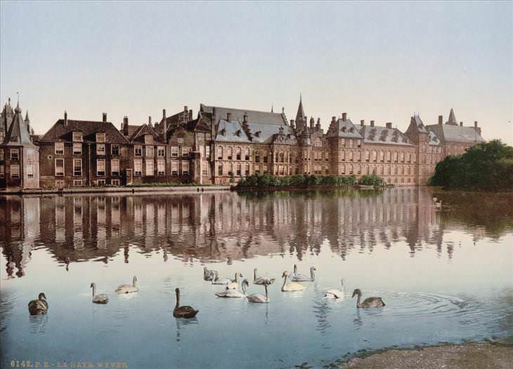 31. Binnehof y Court Pond en La Haya.