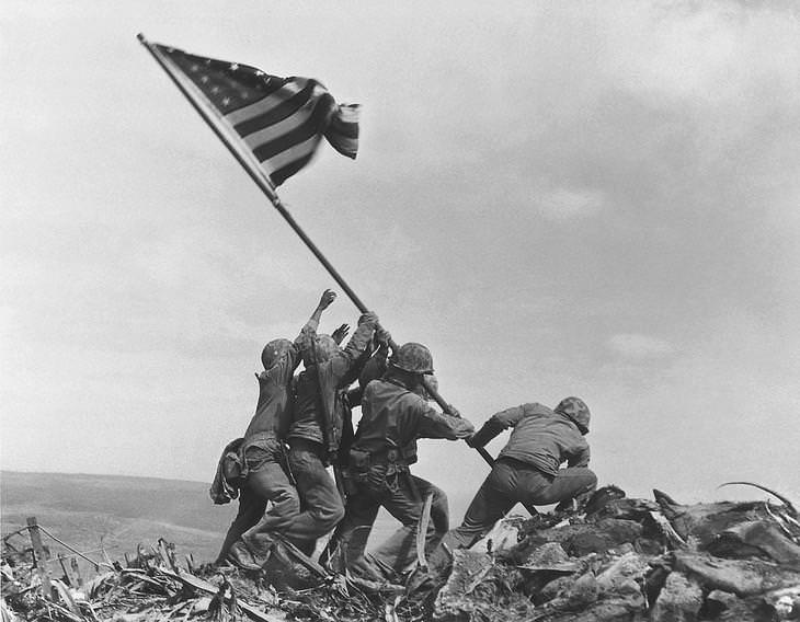 La historia detrás de 6 fotografías históricas Levantando la bandera en Iwo Jima, 1945, el monte. Sigurachi