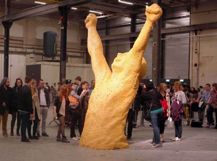 1. Estatua de goma de mascar, creada por 3000 estudiantes de las escuelas de arte holandesas de Eindhovense y SintLucas