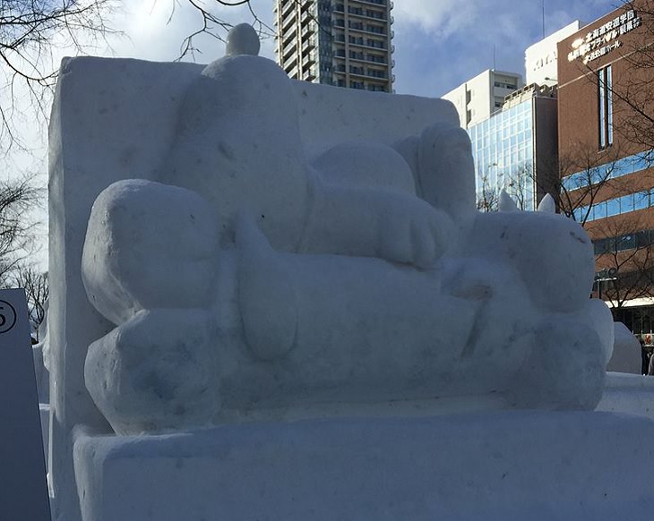  6. Una escultura de nieve de Snoopy hecha para el 67º Festival de Nieve de Sapporo
