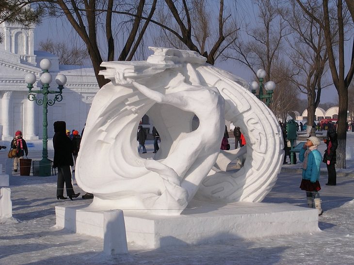 5. Escultura de nieve en el festival mundial de nieve y hielo en Harbin, China