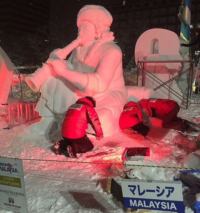 11. El equipo de escultura de nieve de la Marina Misawa esculpió un busto de nieve de "The Lone Sailor", para el 63º Festival Anual de Nieve de Sapporo.
