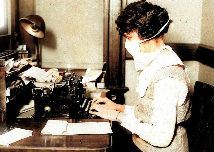 Imágenes De La Gripe Española Estados Unidos fue uno de los primeros países en hacer obligatorio el uso de un cubrebocas en 1918. Esta foto muestra a una mecanógrafa trabajando con cubrebocas en Nueva York