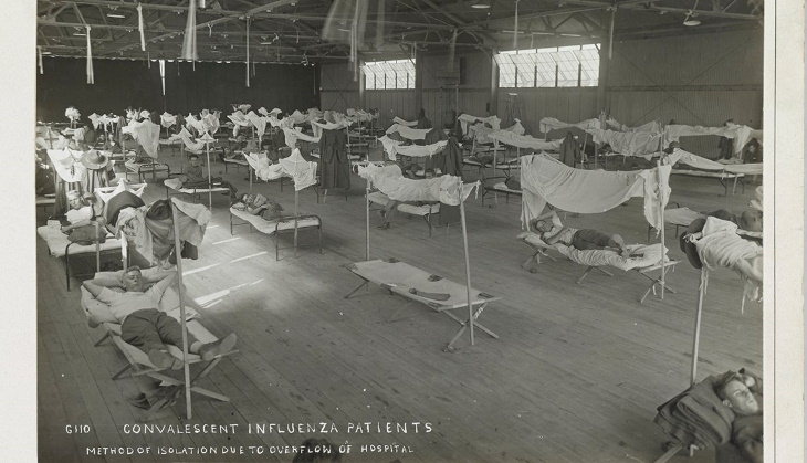  Las personas enfermas como estos soldados en Arkansas a menudo fueron colocados juntas en salas de enfermos, lo que terminó ayudando a la propagación de la enfermedad