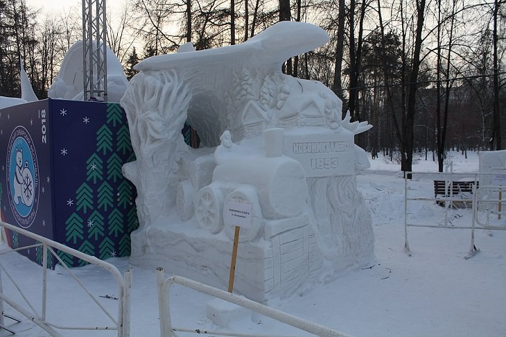 13. Una escultura de un tren en medio de un pueblo en el 18º Festival de Escultura de Nieve de Siberia, Novosibirsk, Rusia.
