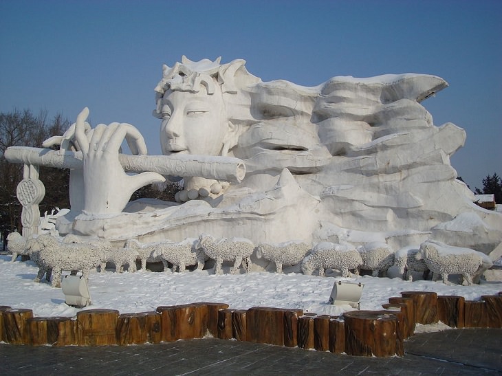 17. Escultura de nieve de un flautista místico en el festival Snow and Ice World en Harbin, China