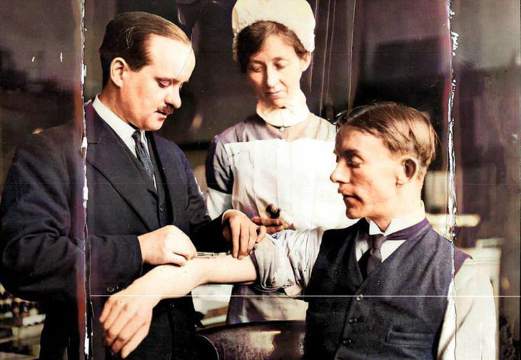 La vacuna contra la gripe española estuvo ampliamente disponible solo en la década de 1940. A continuación, puedes ver a un paciente que recibe la vacuna