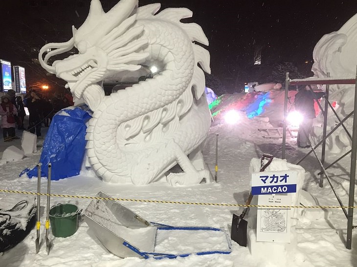  7. Una escultura de nieve realizada por el equipo de Macao para el 67º Festival de la nieve de Sapporo