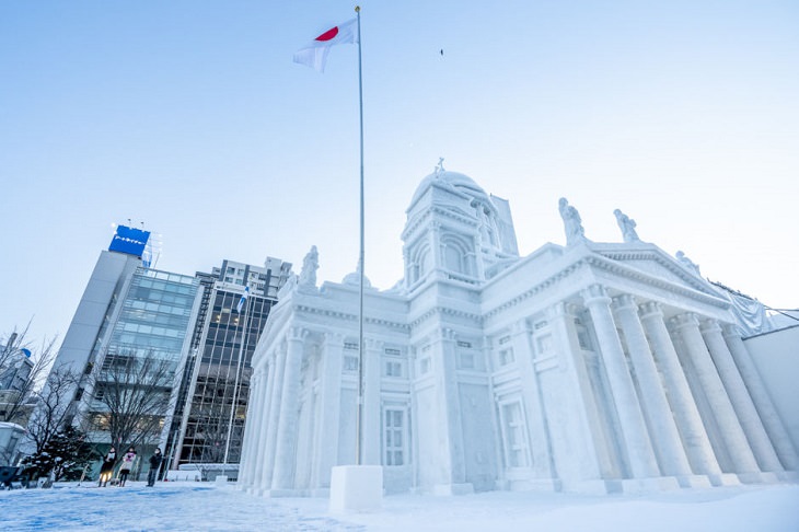 4. Escultura de nieve de 52 pies de altura de la Catedral de Helsinki de Finlandia, en el Festival de Nieve de Sapporo en Japón.