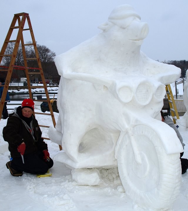 9. ¡Este cerdo está listo para montar! Una escultura de nieve en el 2010 US Snow Sculpting Competition