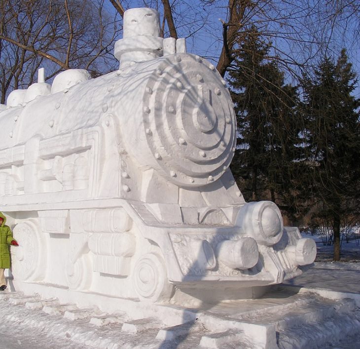 21. Un tren de vapor hecho de nieve en la exposición Snow World en la Isla del Sol en Harbin, China