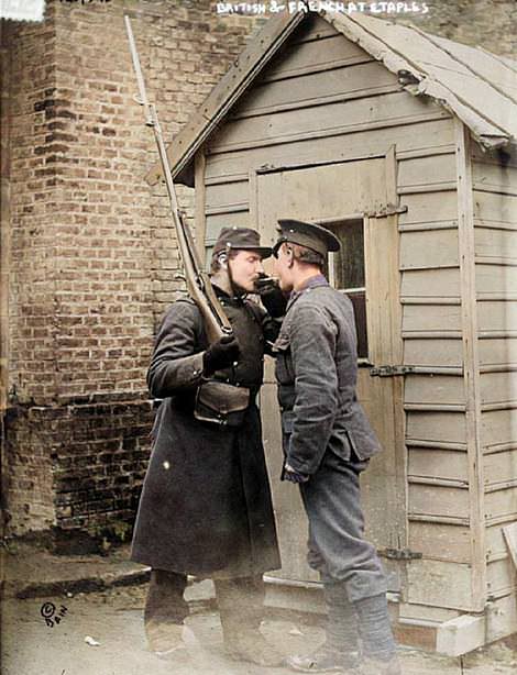 Imágenes De La Gripe Española Dos soldados que comparten el fuego de un cigarrillo cerca del campamento y el hospital militar en Etaples en Francia creen que algunos científicos británicos fueron el epicentro del virus