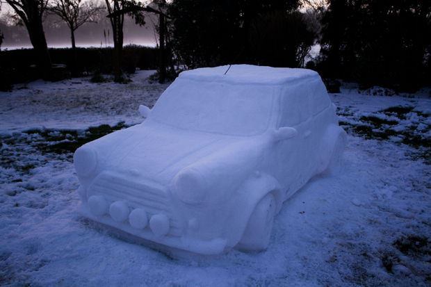 14. Un Mini Cooper hecho completamente de nieve.