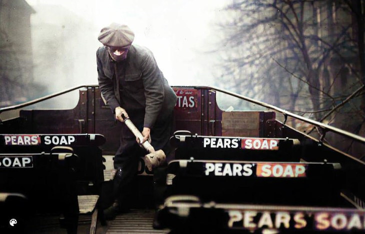  Cuando la cuarta ola de la enfermedad golpeó Londres en 1920, los limpiadores enmascarados rociaron el transporte público con un aerosol antibacteriano como este hombre desinfectando la parte superior de un autobús