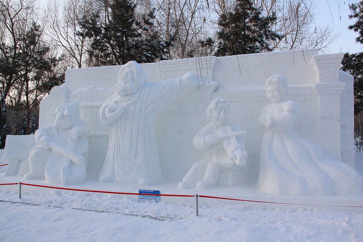 23. Una escultura de un grupo de músicos en la Harbin International Snow Sculpture EXPO 2011, celebrada en Sun Island Park.