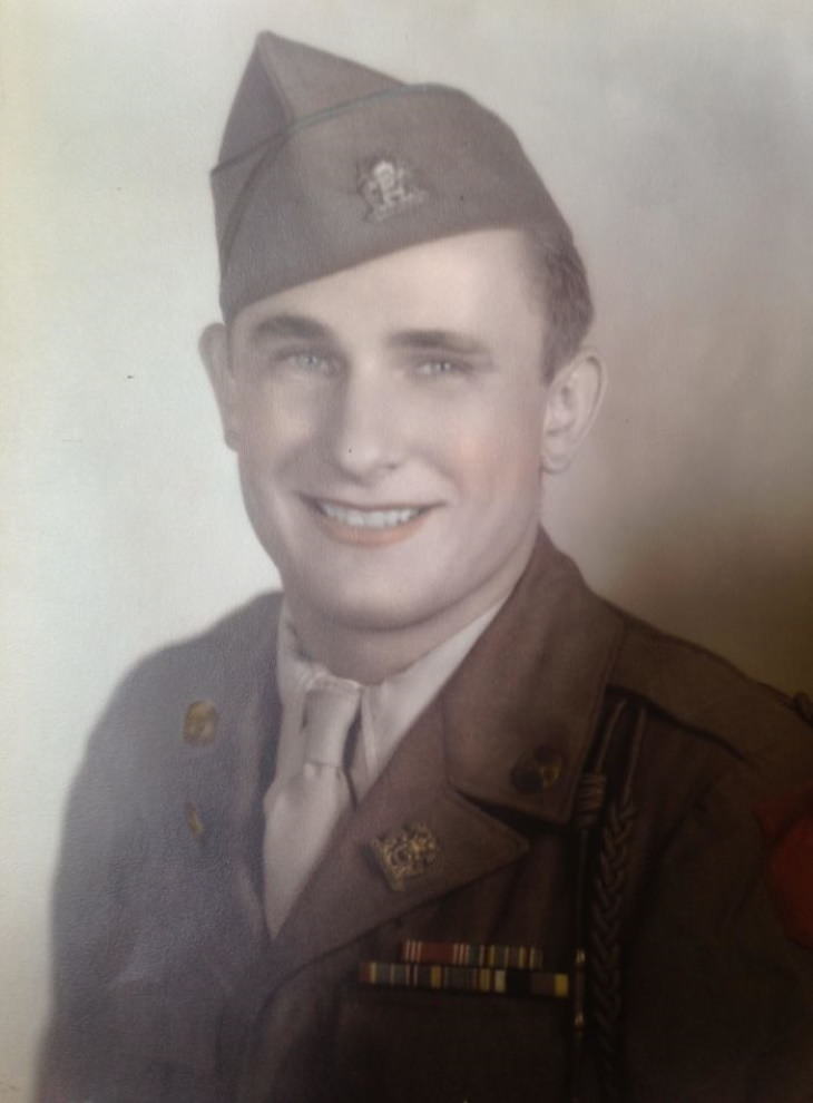 15. "La fotografía de WW2 de mi abuelo, tenía 18 años. Todavía vivo y afilado como una tachuela a los 96"