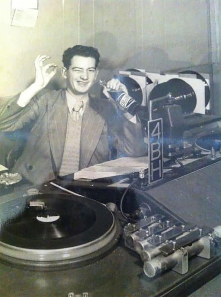 8. "Este era mi abuelo. Era el locutor de radio más joven de Australia a los 16 años en 1934".