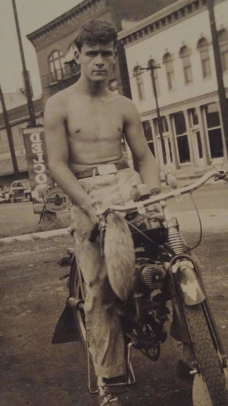 10. "Mi abuelo de 14 años montaba su nueva bicicleta en 1949 Dayton, Ohio"