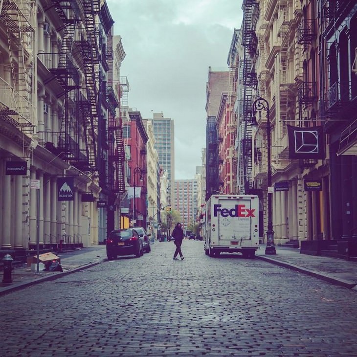Fotos Nueva York Durante Covid-19 un hombre caminando por una calle desolada