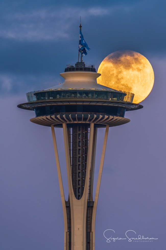 La superluna surgiendo detrás de la Aguja Espacial (Space Needle) en Seattle, EE. UU