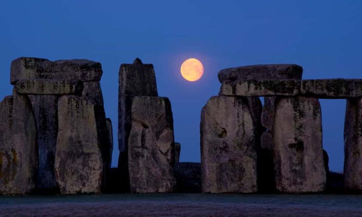 La salida de la luna en Stonehenge, Inglaterra, Reino Unido