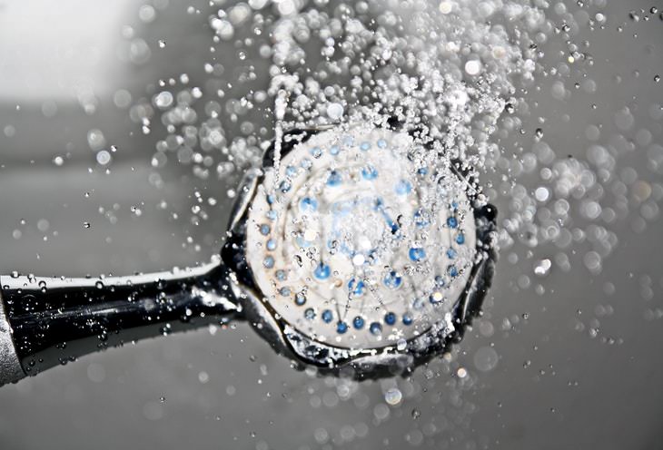 Guía para la piel agrietada La temperatura del agua en la ducha es muy importante