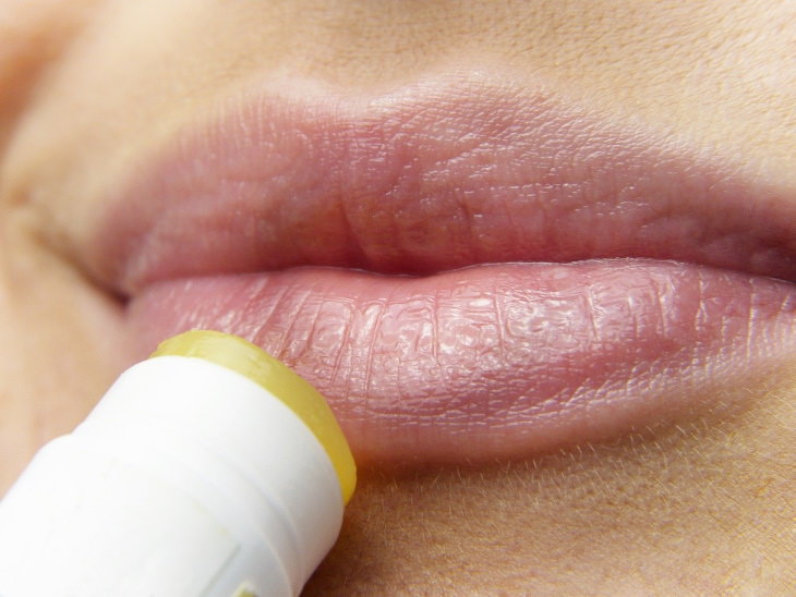 Guía para la piel agrietada Aplica un bálsamo labial sobre los labios secos