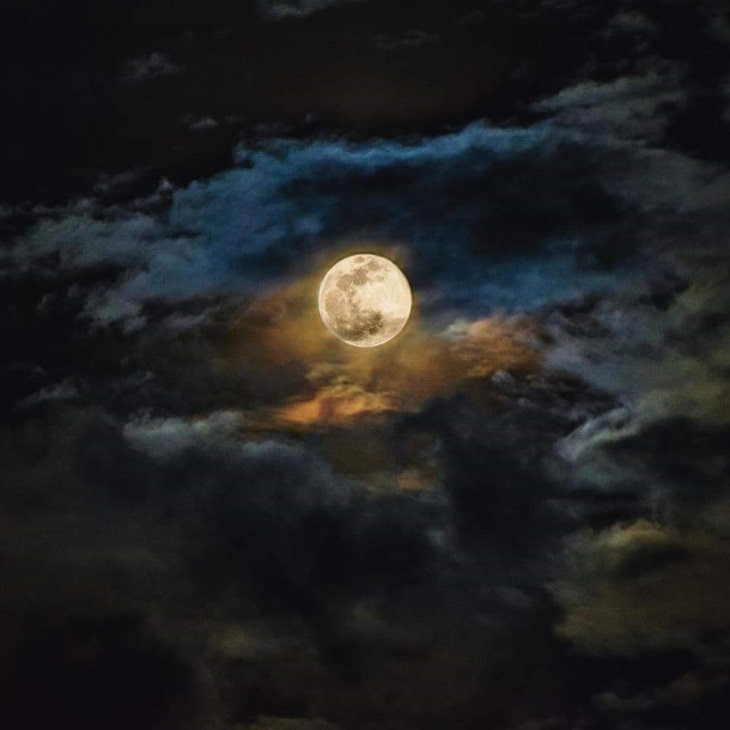 Una hermosa foto de la superluna en un cielo nublado en Manila, Filipinas