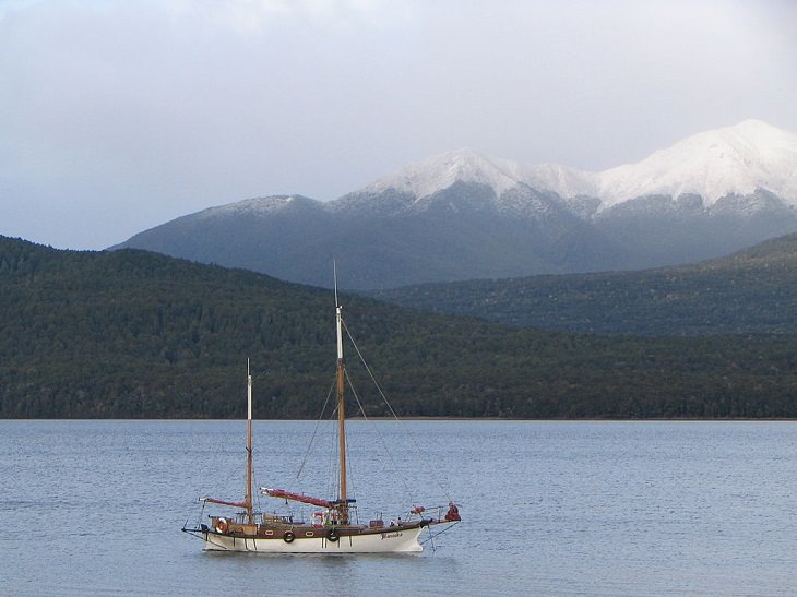   9. Lago Te Anau, el lago más grande de la Isla Sur y cuyo extremo norte es donde comienza Milford Track