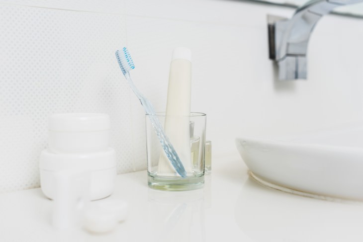 Consejos para mantener limpio tu cepillo de dientes El almacenamiento adecuado es esencial